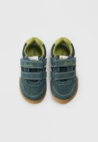 Sinised seemisnahast kingad rohelise võrgusilma voodriga, reguleeritavate Velcro rihmadega ja pruunide kummipaljastega. Omaduseks on valge õmblus ja perforatsiooniga mustrid.