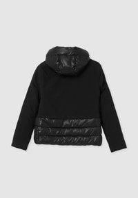 Giacca nera con cappuccio, con sezioni imbottite a trapunta nella parte inferiore e nel cappuccio, tessuto liscio sulle maniche e sulla parte superiore della schiena.