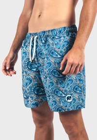 Modré plavky s paisley vzorom, ktoré majú elastický pás s bielym šnúrkou, bočnou vrecko a okrúhlym logom na leme.