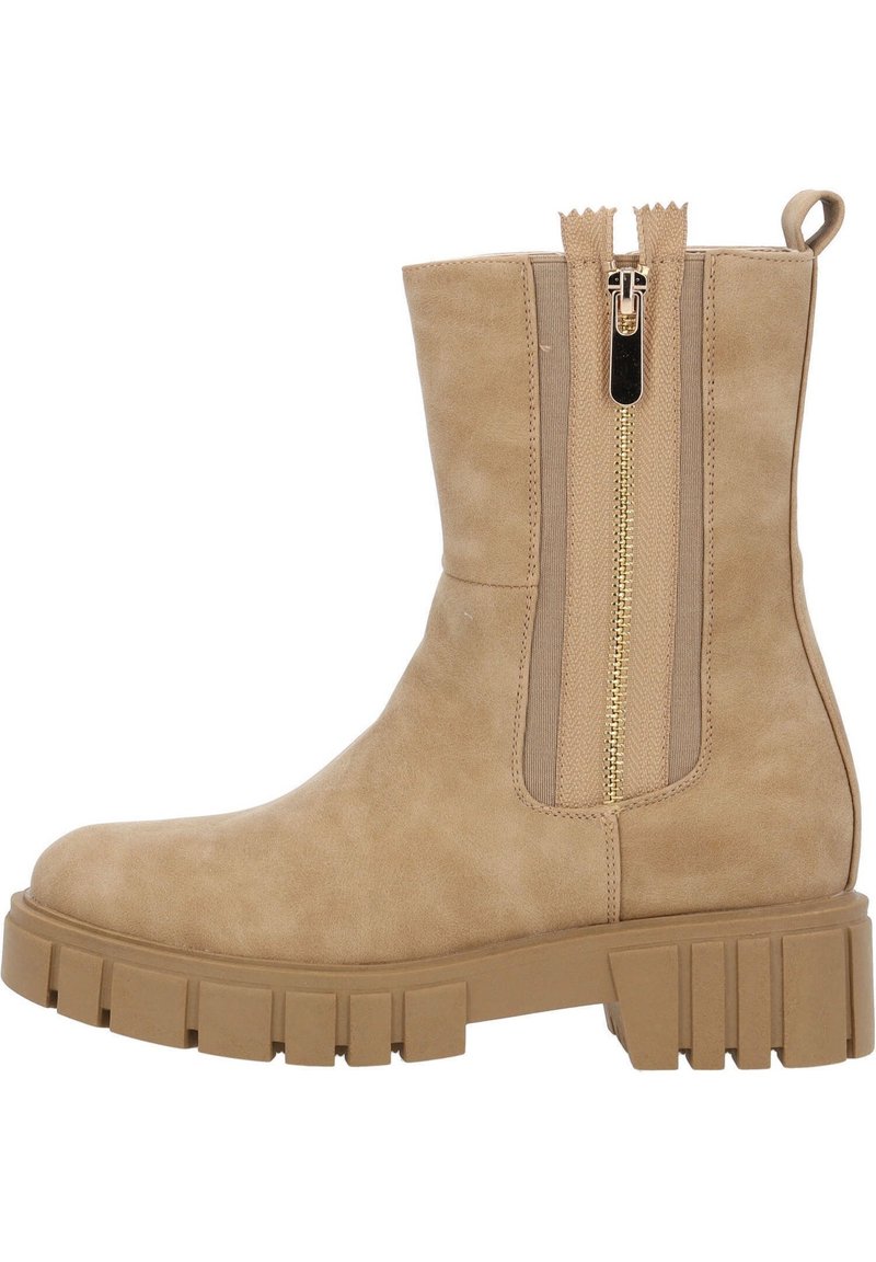 Bottines beige en matériau semblable à du daim, avec une fermeture éclair dorée et une semelle en caoutchouc épaisse à rainures verticales. Panneaux latéraux texturés.