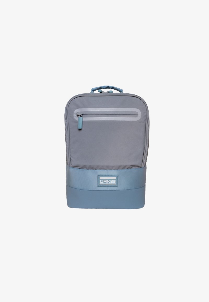 Rucsac din țesătură gri cu o bază texturată de culoare albastră deschisă. Dispune de un buzunar frontal cu fermoar, o mânere de sus și o etichetă cu logo.