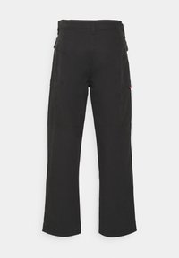 Černé cargo kalhoty s rovným střihem, vybavené bočními kapsami a jemnými šicími detaily. Vyrobené z odolné bavlněné látky.