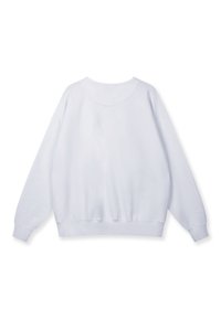 Sudadera blanca con cuello redondo, hombros caídos, mangas anchas y dobladillo acanalado. Textura suave sin patrones o detalles visibles.