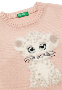 Světle růžový svetr s nadýchaným bílým leopardím designem a velkými modrými očima. Pletená textura s žebrovaným dekoltem a zelenou značkovou nášivkou.