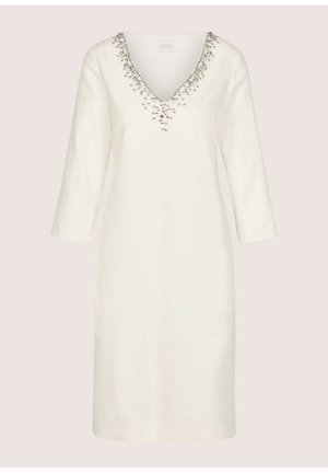 Weißes knielanges Kleid mit dreiviertellangen Ärmeln und V-Ausschnitt, verziert mit silbernen Perlen und Pailletten.