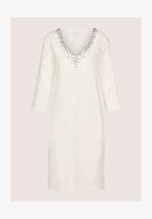 Weißes knielanges Kleid mit dreiviertellangen Ärmeln und V-Ausschnitt, verziert mit silbernen Perlen und Pailletten.