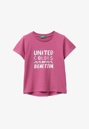 Roze T-shirt met korte mouwen met de tekst "United Colors of Benetton" in wit, paars en groen op de voorkant.