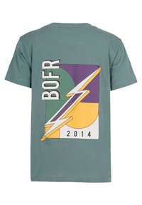 Grünes Baumwoll-T-Shirt mit einem mehrfarbigen Grafikdesign auf der Rückseite, das "BOFR", einen Blitz und das Jahr "2014" zeigt.