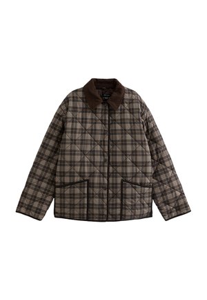 Bruin en beige geruite gewatteerde jas met een donkerbruine kraag, knopen aan de voorkant en twee voorkwabben, plat gelegd op een witte achtergrond.