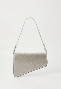 Sac à main rectangulaire argenté avec une finition métallique texturée, doté d'un bord diagonal élégant et d'une sangle d'épaule fine et ajustable.