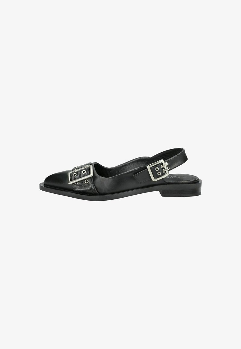 Zwarte slingback schoen van leer, met twee rechthoekige zilveren gespen en een platte zool. Gladde textuur zonder zichtbare patronen.