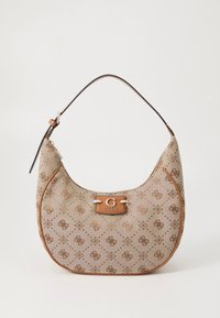 Bež ramenska torbica z ukrivljeno, mehko obliko. Ima logotip, dekorativni vzorec, usnjene poudarke in rjav ramenski pas.