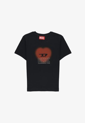 T-shirt nera in cotone a maniche corte, con una stampa grafica rossa e bianca della parola "DIESEL" a forma di cuore. Collo a giro.