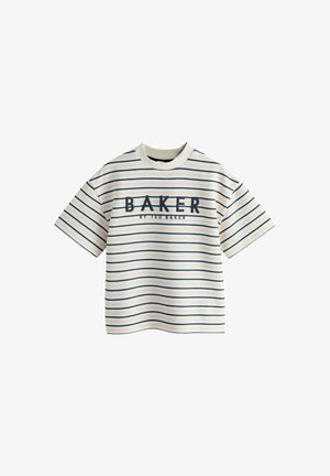 Gestreiftes Kurzarm-T-Shirt in Creme mit Marineblau- und Pastellstreifen; mit dem Schriftzug „BAKER“ in Blau und darunter „by TED BAKER“.