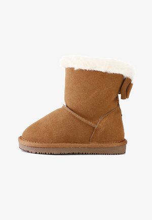 Braune Wildleder-Ankle-Boots mit einem weißen Kunstpelzkragen, seitlicher Naht, dekorativem Riemen und strukturiertem Gummisohl.