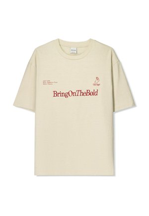 T-shirt in cotone beige con maniche corte, caratterizzata da testo rosso: "BringOnTheBold" e dettagli sulle pizzerie di New York sul davanti.
