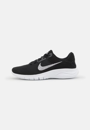 Czarne buty do biegania Nike z białą podeszwą i dużym białym logo Swoosh po boku, pokazane z profilu na jednolitym tle.