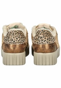 Sneakers con pelle metallica dorata, dettagli in stampa leopardata e morbido rivestimento in pelliccia beige; suola in gomma beige spessa con design a coste.