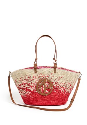 Torebka typu tote z plecionego słomy w czerwono-naturalnym gradiencie kolorów, z dwoma krótkimi uchwytami, odpinanym długim brązowym paskiem ze skóry oraz okrągłym brązowym logo.