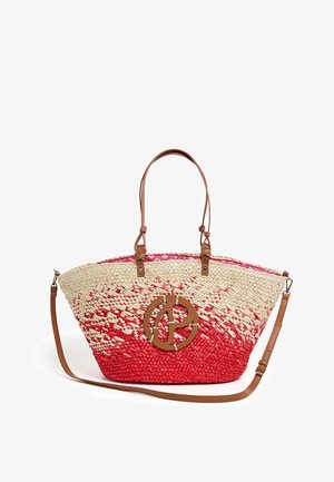 Bolso tote tejido de paja con degradado de color rojo y natural, dos asas cortas, correa larga desmontable de cuero marrón y detalle redondo del logo en marrón.