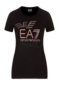T-shirt nera a maniche corte in cotone, caratterizzata da un design del logo multicolore con "EA7" e "Emporio Armani" in evidenza.