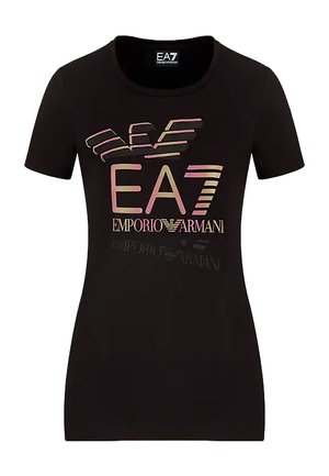 T-shirt nera a maniche corte in cotone, caratterizzata da un design del logo multicolore con "EA7" e "Emporio Armani" in evidenza.