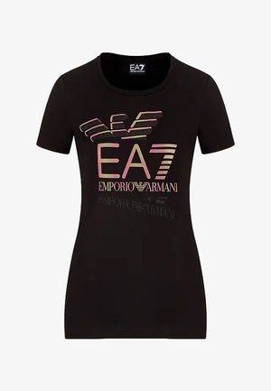 T-shirt nera a maniche corte in cotone, caratterizzata da un design del logo multicolore con "EA7" e "Emporio Armani" in evidenza.