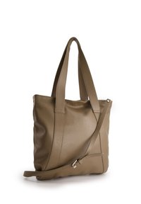 Sac fourre-tout en cuir marron avec deux courtes poignées et une bandoulière amovible. Texture lisse avec un design rectangulaire simple.