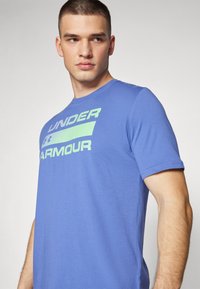 Under Armour TEAM ISSUE WORDMARK - T-skjorte til trening - starlight/matrix green/celeste