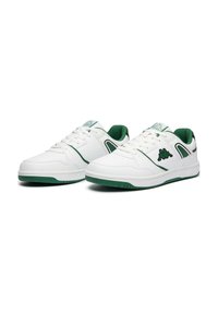 Zapatillas deportivas blancas con acentos verdes. Presentan un material suave parecido al cuero, punta redonda, sistema de cordones y logo en el lateral.