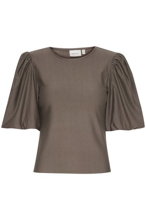 Καφέ μπλούζα με φουσκωτά μανίκια κατασκευασμένη από απαλό ύφασμα με στρογγυλή λαιμόκοψη. Εφαρμοστή εφαρμογή και ελαφρώς κοντό μήκος. Χωρίς ορατά μοτίβα ή αξεσουάρ.
