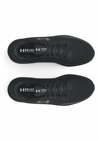 Scarpe sportive nere con tomaia in rete, punta tonda e suola piatta in gomma. Le caratteristiche includono lacci, accenti del logo e un design texturizzato.