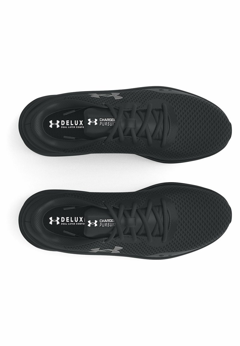 Czarne buty sportowe z siateczkową cholewką, okrągłym noskiem i płaską gumową podeszwą. Charakteryzują się sznurówkami, akcentami z logo oraz fakturowanym wzorem.