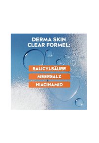 Label featuring "DERMA SKIN CLEAR FORMEL" text above three ingredients: "Salicylsäure," "Meersalz," and "Niacinamid" on a blue background.