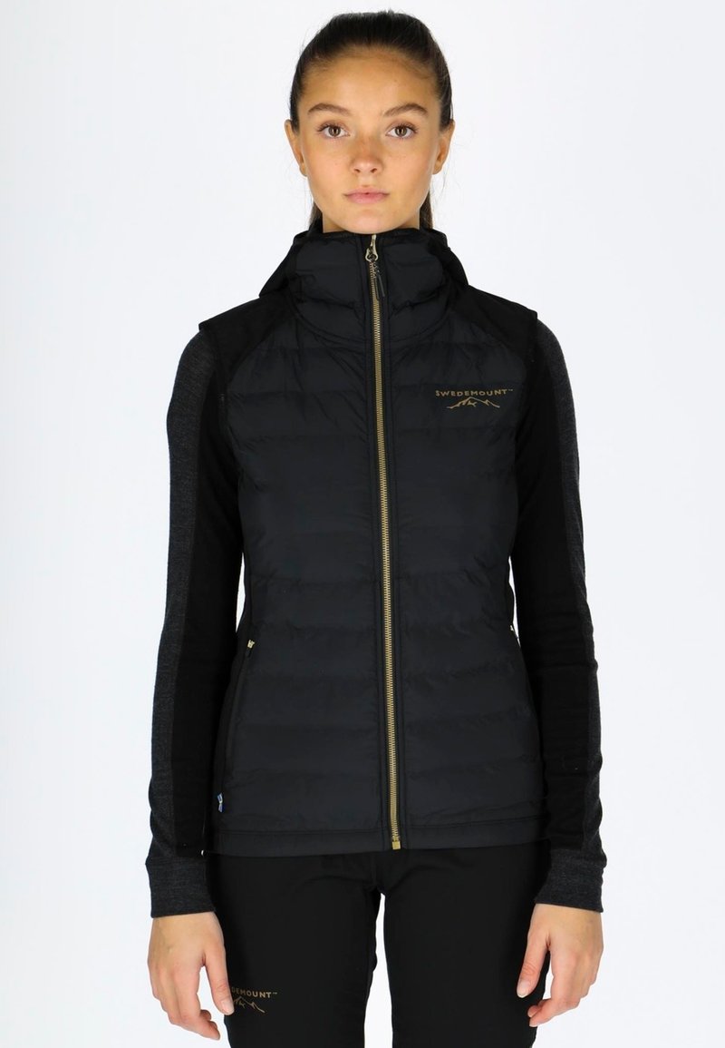 Gilet nero imbottito con colletto alto, zip dorata e logo. Maniche lunghe nere in tessuto testurizzato. Finitura liscia e forma aderente.