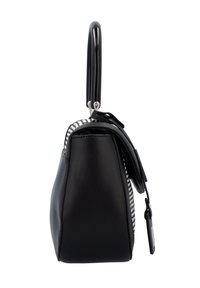Schwarze Handtasche aus synthetischem Leder mit einem gestreiften Stoffakzent, abgerundetem Griff und Reißverschluss. Kompakte, strukturierte Form mit kleinem Hardware-Detail.
