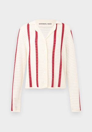 Cremefarvet strikket cardigan med lodrette røde striber, lange ærmer, knapper foran og åbenvævet struktur.