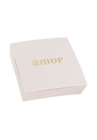 Caja cuadrada y suave de color rosa con una textura lisa, con la palabra "amor" grabada en dorado en la tapa. Diseño simple y minimalista.