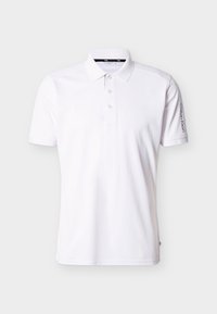 Λευκό πόλο μπλουζάκι με κοντά μανίκια, τρία κουμπιά, γιακά και το κείμενο "Calvin Klein" στο αριστερό μανίκι πάνω σε μονόχρωμο φόντο.