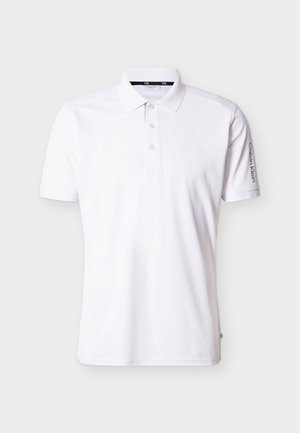 Balta īsroku polo krekls ar trim pogām, apkakli un tekstu "Calvin Klein" uz kreisās piedurknes vienkrāsainā fonā.