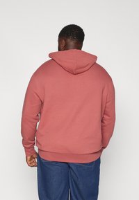 Calvin Klein HERO LOGO COMFORT HOODIE - Camisola - apple butter