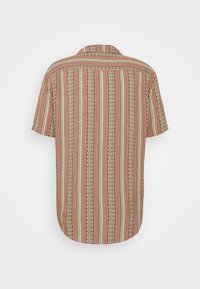 Beige Kurzarmhemd mit roten und braunen vertikalen Streifen. Es hat einen Button-Down-Kragene und eine gemusterte Textur auf dem Stoff.