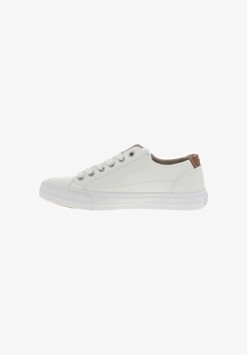 Baskets basses blanches avec lacets blancs, semelle en caoutchouc et languette marron au talon, vues de profil sur fond blanc.