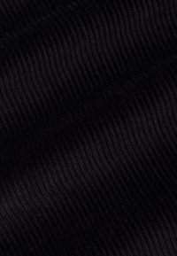 Musta raidallinen kangas, jossa on pehmeä rakenne ja pystysuorat raidat. Materiaali vaikuttaa tiheältä ja hieman heijastavalta.