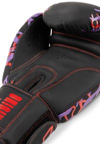Czarna rękawica bokserska z czerwonymi akcentami i fioletowym abstrakcyjnym wzorem. Posiada wzmocnioną strefę kostek, otwory wentylacyjne i trwałe szwy.