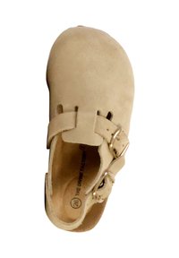 Beige suède schoen met een ronde neus, dubbele gespsluitingen aan de zijkant en een gladde binnenvoering. Minimalistisch ontwerp zonder zichtbare patronen.