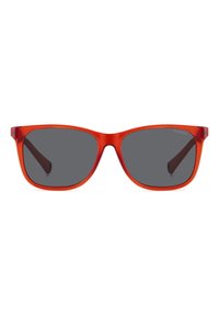 Lunettes de soleil en plastique rouge de forme rectangulaire, lentilles gris foncé et branches élégantes avec une légère courbure de chaque côté.