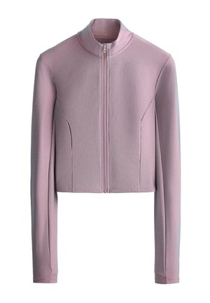 Világoslila hosszú ujjú, rövidített dzseki elöl cipzárral és magas gallérral, fehér háttér előtt bemutatva.