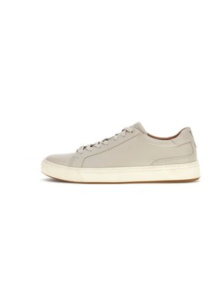 Baskets basses en cuir beige avec semelle blanche et lacets beiges, vues de côté extérieur sur fond blanc.