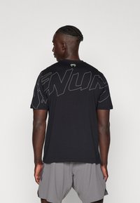 Venum SNAKE PRINT - T-shirt con stampa - black